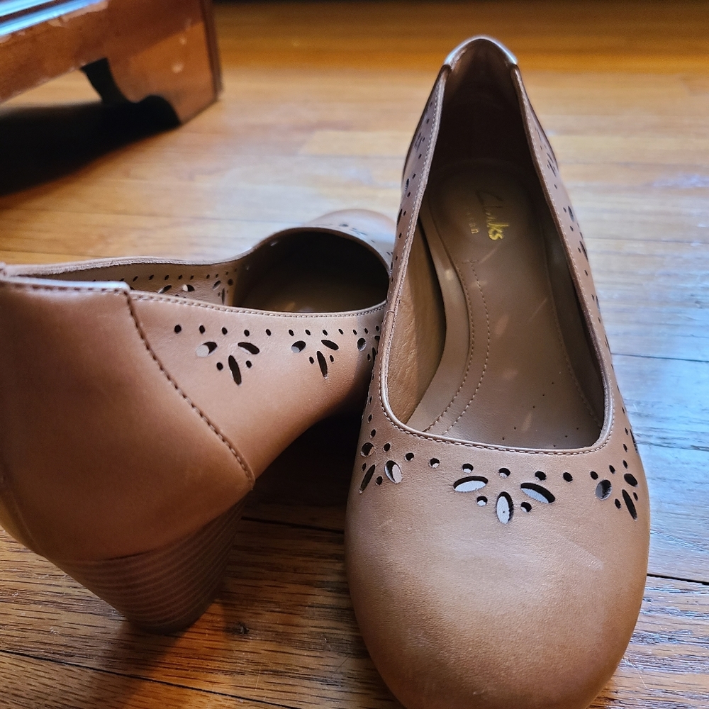 Casual Clarks pumps.